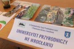 Na zdjęciu ulotki i kartka z napisem Uniwersytety przyrodniczy we Wrocławiu