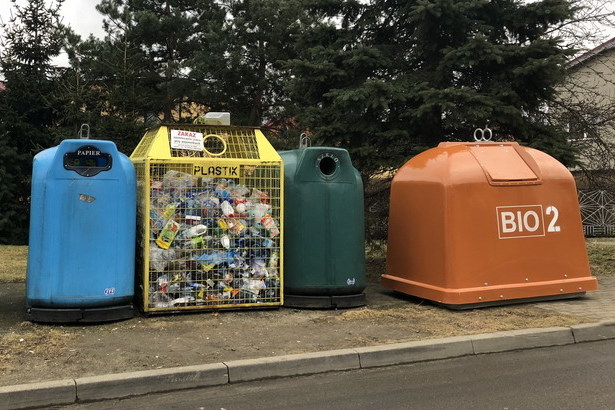 Zdjęcie kontenerów na odpady
