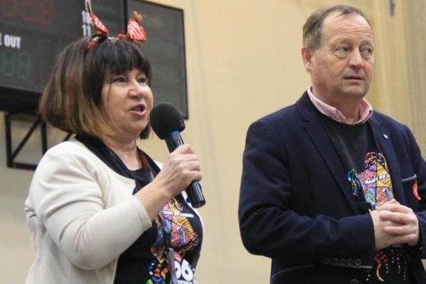 Zdjęcie burmistrza i kobiety przy mikrofonie