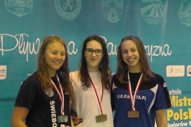 Na zdjęciu trzy dziewczynki z medalami