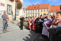 Zdjęcie osób podczas wydarzeń przed budynkiem urzędu