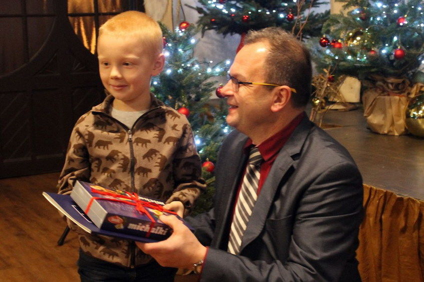 Na Zdjęciu Burmistrz z dzieckiem odbierający nagrody