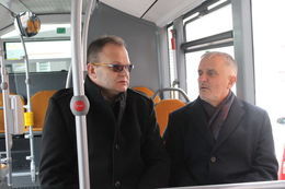 Dwie osoby siedzące w autobusie