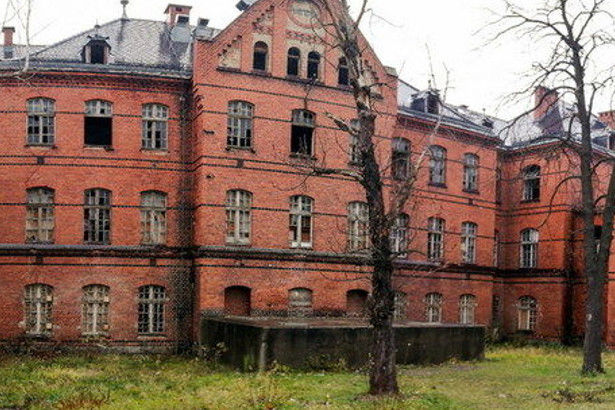Zdjęcie starego budynku  z czerwonej cegły
