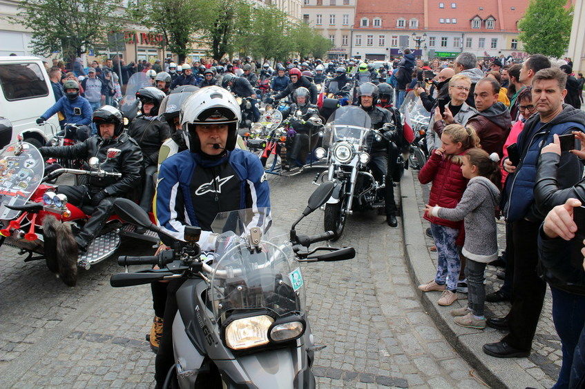 Zdjęcie ulicy motocykli i tłumu