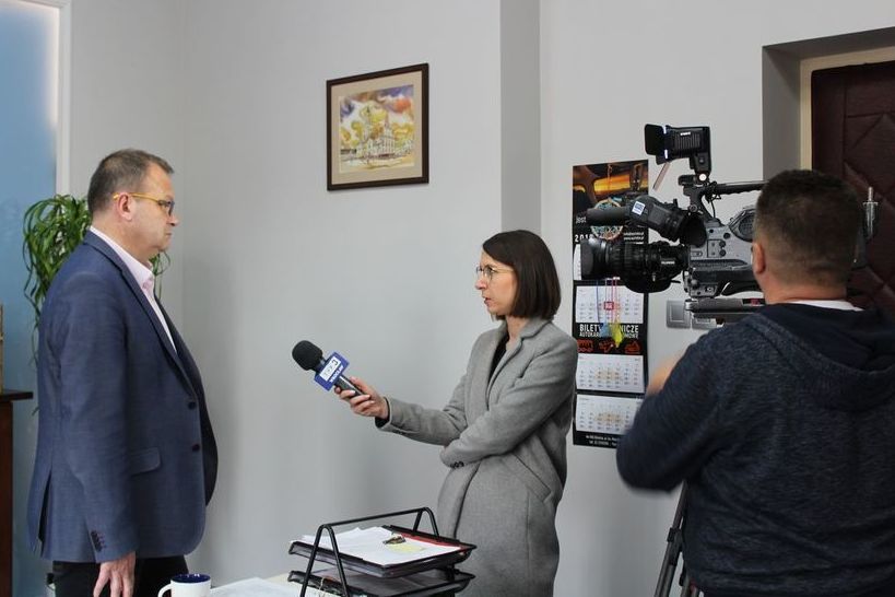 Zdjęcie reporterki kamerzysty i burmistrza podczas wywiadu
