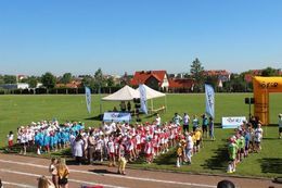 Zdjęcie uczestników igrzysk na stadionie