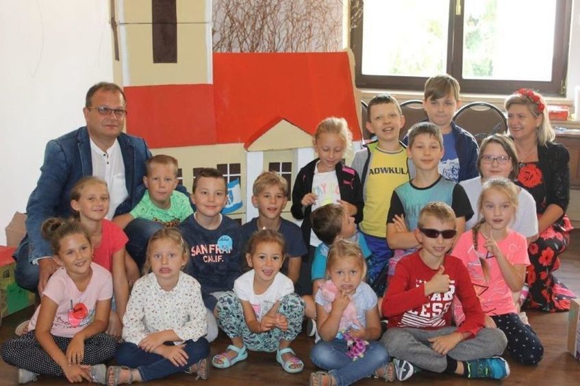 Na zdjęciu grupa dzieci z burmistrzem