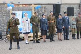 Na zdjęciu scenka historyczna odgrywana podczas piknika