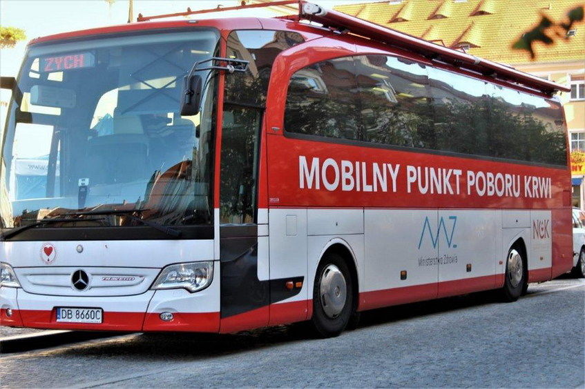 Autobus czerwono biały z napisem Mobilny Punkt Poboru Krwi