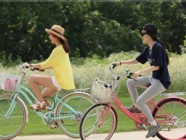Na zdjęciu Dwie dziewczyny na rowerach