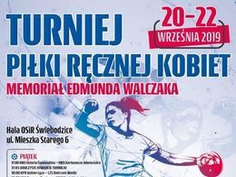 Plakat TURNIEJ 20-22 WRZEŚNIA 2019 PIŁKI RĘCZNEJ KOBIET MEMORIAŁ EDMUNDA WALCZAKA Hala OSİR Świebodzice ul. Mieszka Starego 6