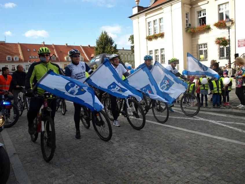 Na zdjęciu Rowerzyści trzymający flagę Świebodzic
