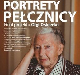 Kawałek plakatu z napisem 	
PORTRETY PEŁCZNICY Finał projektu Olgi Oskierko bohaterami projektu jest.czternastu zwykłych-niezwykłych seniorów, mieszkańców Pelcznicy - dzielnicy Swiebodzic W trakcie wernisažu wyklady pan: Prof. dr hab. Marii Stras Romanow