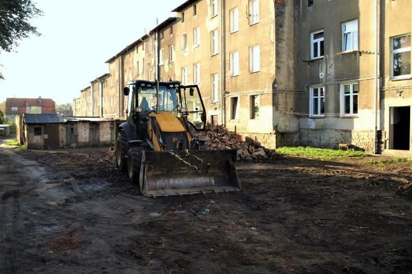 Na zdjęciu widać sprzęt budowlany podczas wyrównywania terenu na ulicy Jeleniogórskiej