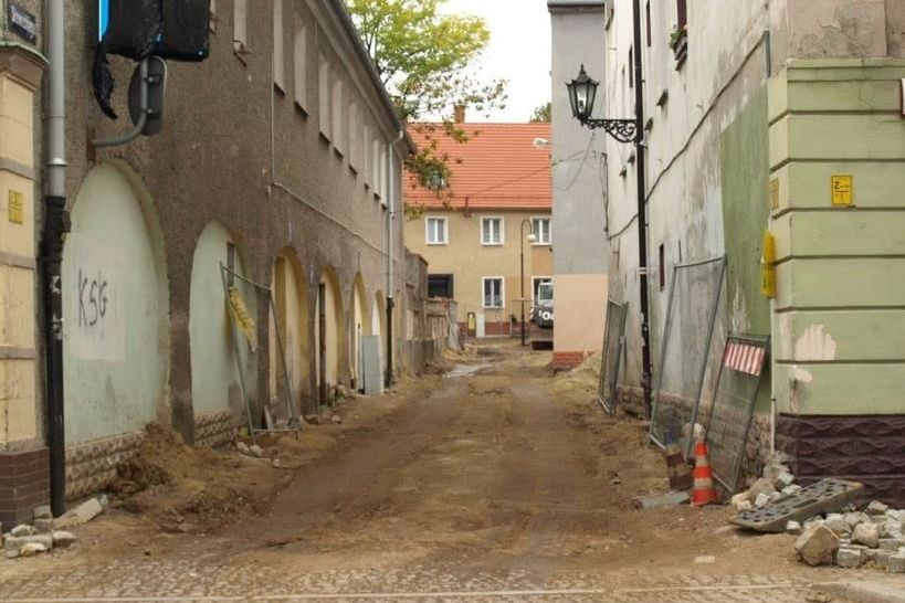 Zdjęcie przedstawia ulicę Słowackiego podczas remontu