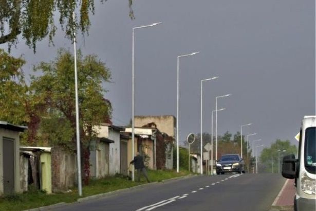 Na zdjęciu widać rząd latarni ustawionych wzdłuż ulicy 