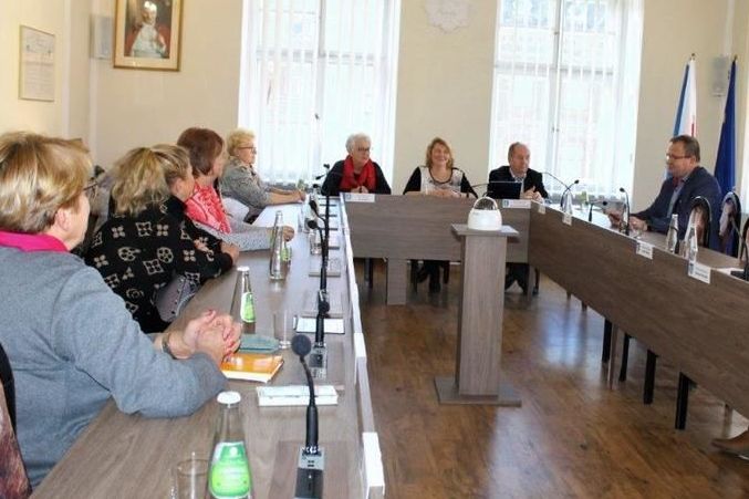 Zdjęcie z II posiedzenia Świebodzickiej Rady Seniorów. Osoby siedzące za stołami