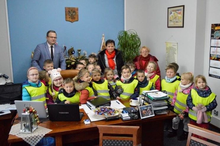 Zdjęcie Burmistrza z przedszkolakami i opiekunkami.