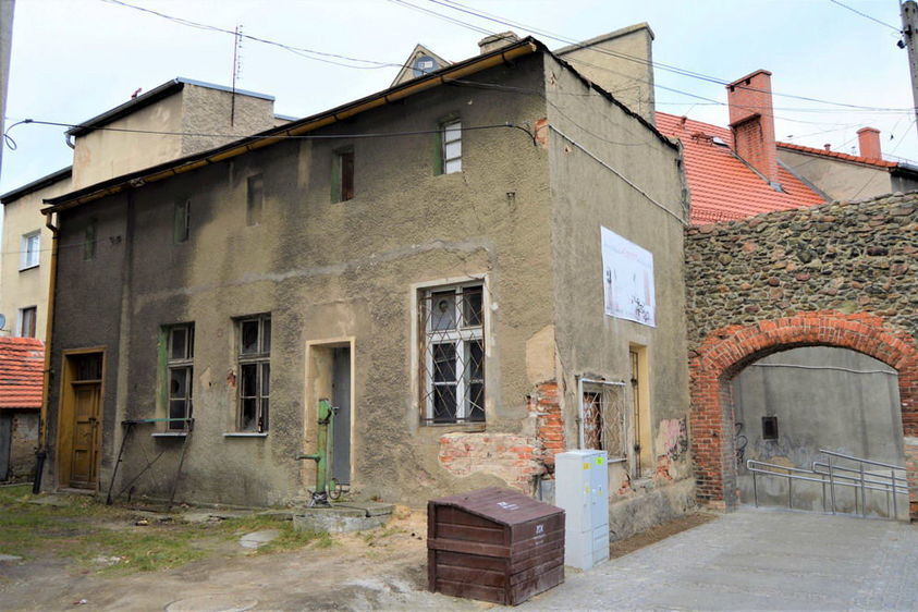 Na zdjęciu widać przeznaczony do rozbiórki budynek na ul. Piłsudskiego 