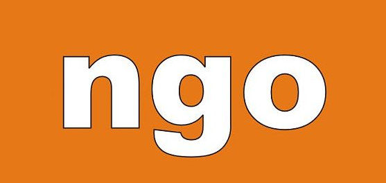 Napis ngo na pomarańczowym tle