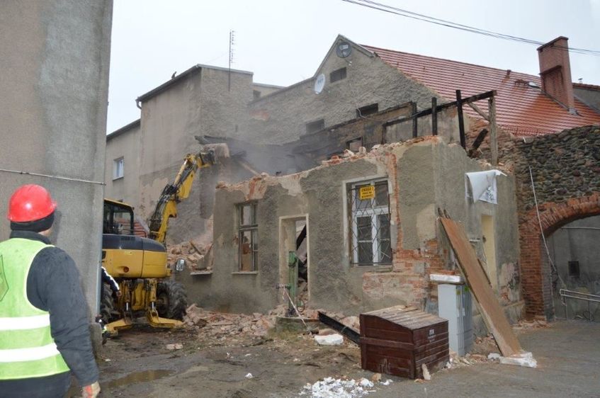 Na zdjęciu widać robotników podczas rozbiórki budynku przy ulicy Piłsudskiego 