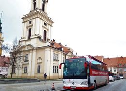 Autobus na tle budynku