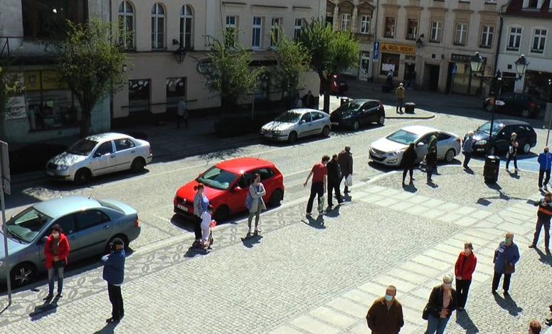 Zdjęcie osób na ulicy