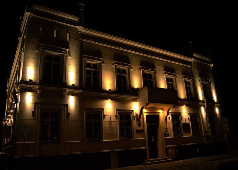 Budynek w nocnym oświetleniu