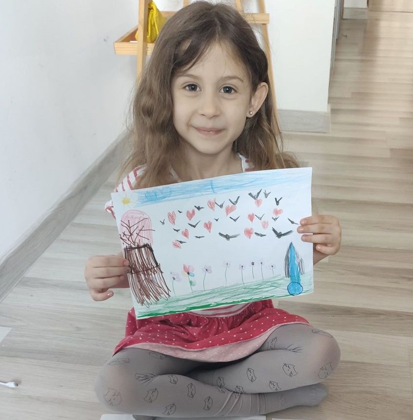 Dziewczynka trzymająca narysowany plakat