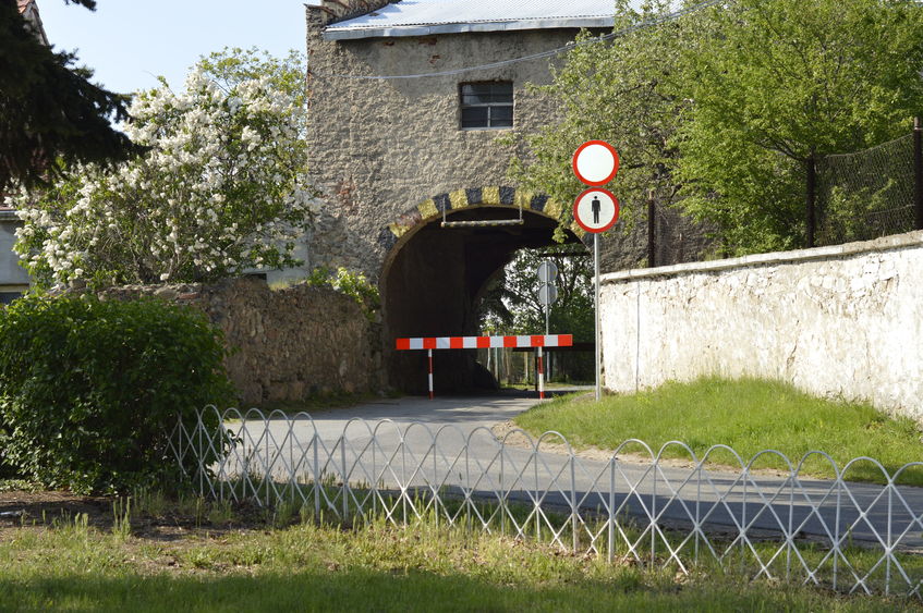 Zdjęcie znaku zakazu wjazdu na droge do tunelu