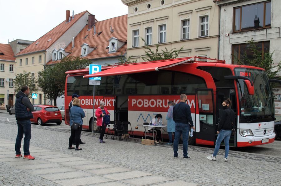 Ambulans do pobierania krwi z kolejką osób