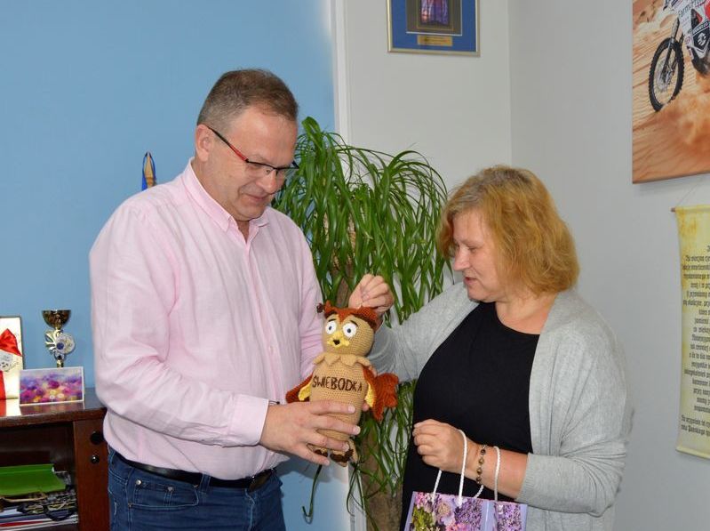 Na zdjęciu Burmistrz miasta Paweł Ozga trzyma upominek Sowę Świebodkę oraz mieszkanka Świebodzic Izabeli Dib-Dakkak