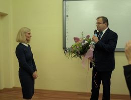 Burmistrz wręcza kwiaty Dyrektor Zespołu Szkół  Magdalenie Paviłojc