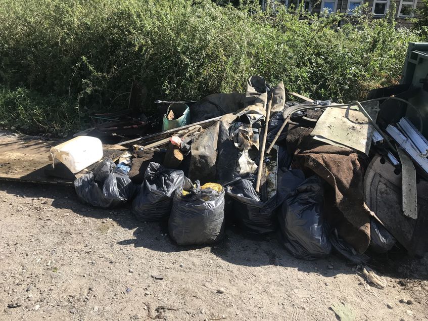 Na zdjęciu widać worki pełne śmieci wyciągniętych z rzeki Pełcznicy