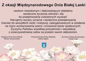 Życzenia z okazji Dnia Białej Laski napisane czarną czcionką na różowym tle. Na dole prostokąta widać jasne kwiaty, a po środku herb miasta.