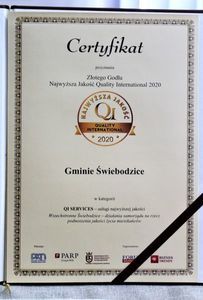  Certyfikat Złotego Godła QI 2020 przyznanego Gminie Świebodzice. 