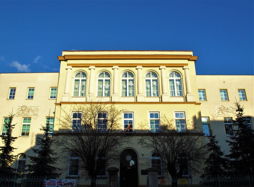 Na zdjęciu widoczny jest budynek Szkoły Podstawowej nr 3 w Świebodzicach od strony ulicy Świdnickiej. 