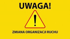 Prostokąt, żółte tło. Na górze napis UWAGA!. Pod nim trójkątny znak inne niebezpieczeństwa, na dole napis zmiana organizacji ruchu. 