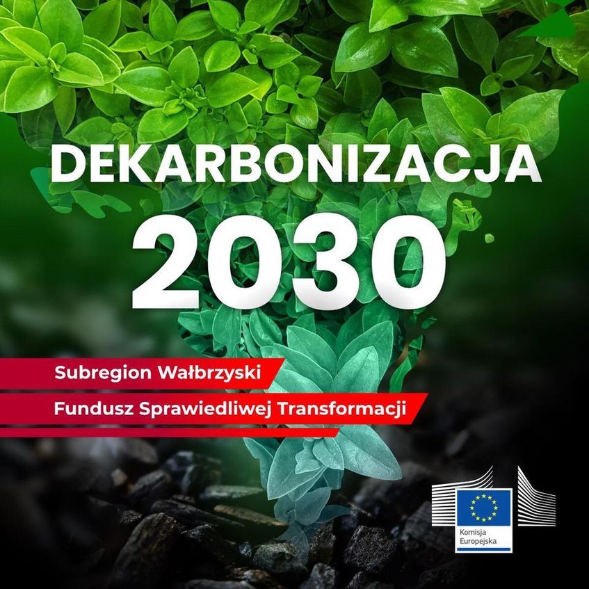 Poziomy prostokąt z zielonym tłem, białym napisem Dekarbonizacja 2030. W lewym dolnym rogu biały napis na czerwonym tle Subregion Wałbrzyski Fundusz Sprawiedliwej Transformacji, w prawym dolnym rogu logo Komisji Europejskiej.