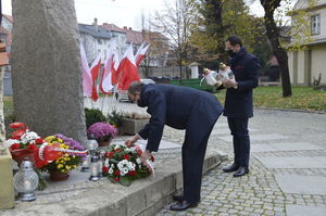 Na zdjęciu burmistrz miasta  Paweł Ozga oraz zastępca burmistrza miasta Tobiasz Wysoczański skłądają kwiaty i zapalają znicze pod płytą upamiętniającą Marszałka Józefa Piłsudskiego przy kościele pw. św. Mikołaja w Świebodzicach.