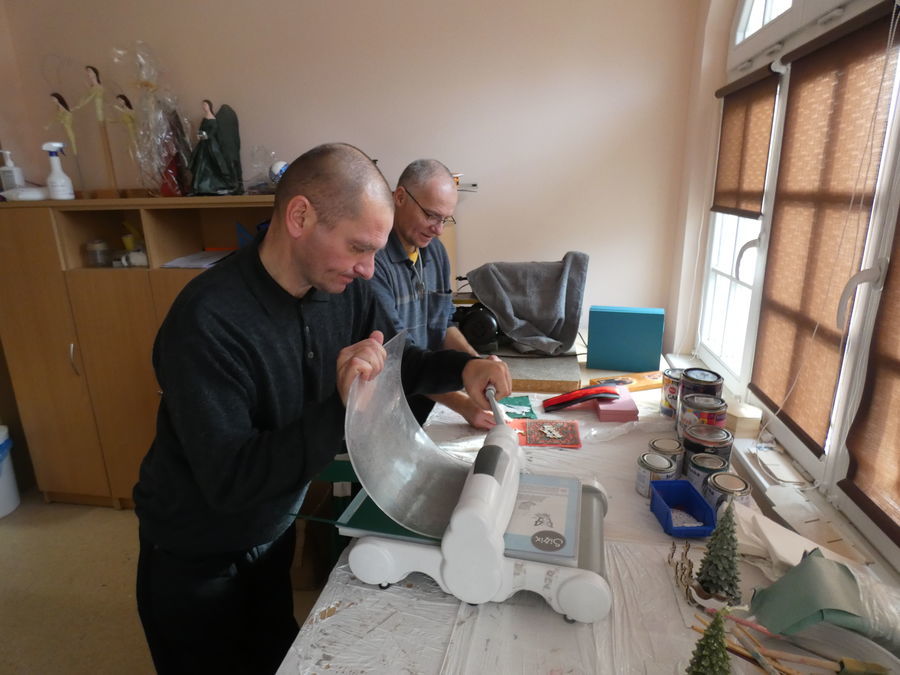 Zdjęcie dwóch mężczyzn na zajęciach praktycznych w Środowiskowym Domu Samopomocy