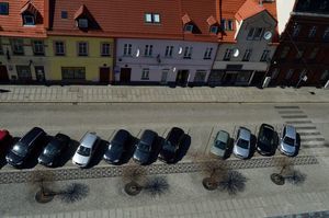 Parking w Rynku. Zdjęcie zrobione z wieży ratuszowej.