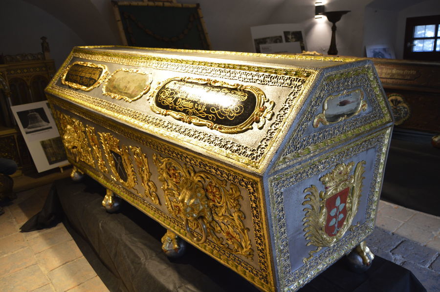 Na zdjęciu odrestaurowany sarkofag polichromowany, złocony.