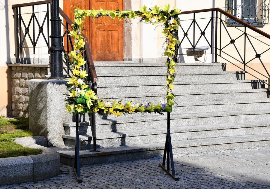 Ukwiecona, prostokątna foto ramka ustawiona przed wejściem do Ratusza Miejskiego. 