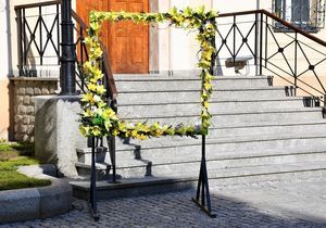 Ukwiecona, prostokątna foto ramka ustawiona przed wejściem do Ratusza Miejskiego. 