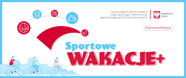 Baner programu Sportowe Wakacje +, poziomy biały prostokąt z niebiesko czerwonym napisem.