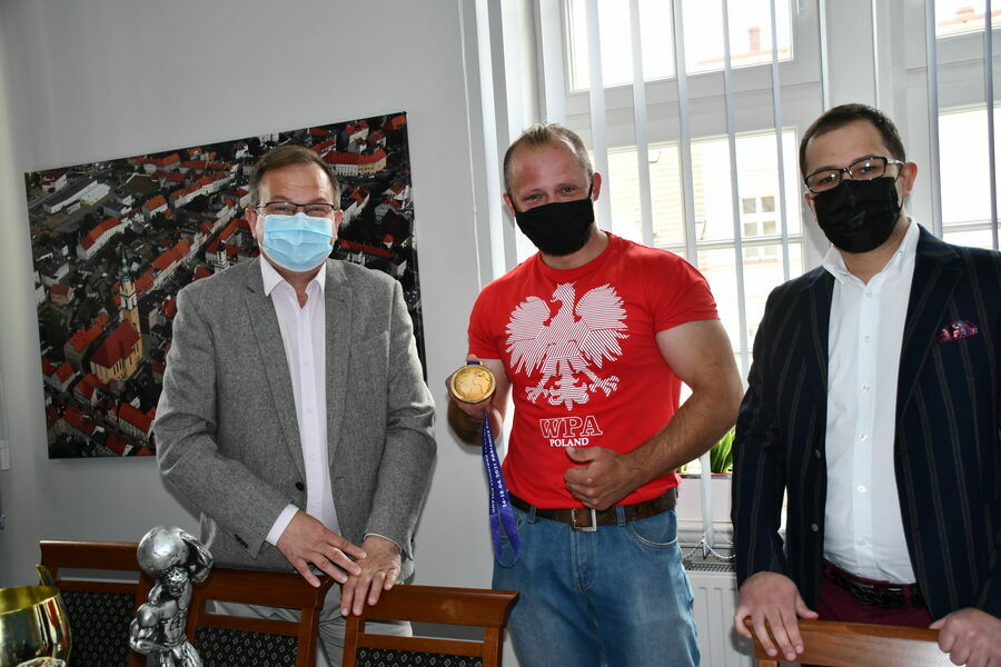 Na zdjęciu widnieje od lewej: Burmistrz Miasta Paweł Ozga, Bartłomiej Rogoziński oraz Zastępca Burmistrza Tobiasz Wysoczański.