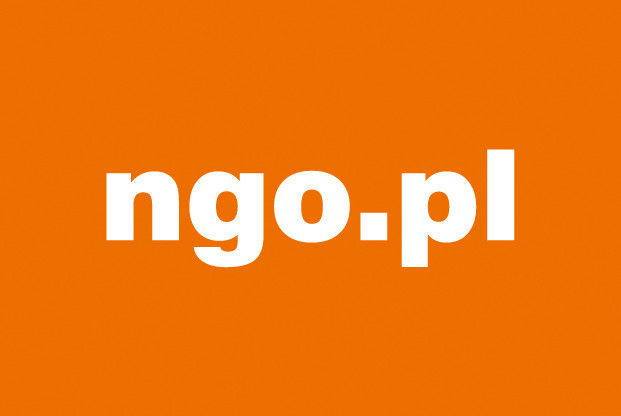 Pomarańczowy poziomy prostokąt z białym napisem ngo.pl