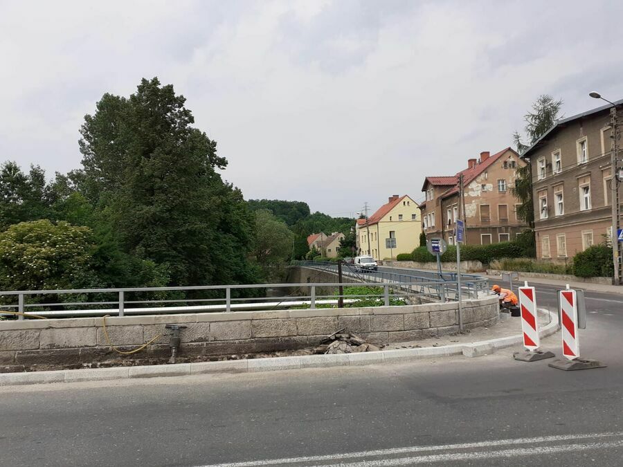 Na zdjęciu widoczny jest most drogowy na ul. Jeleniogórskiej 